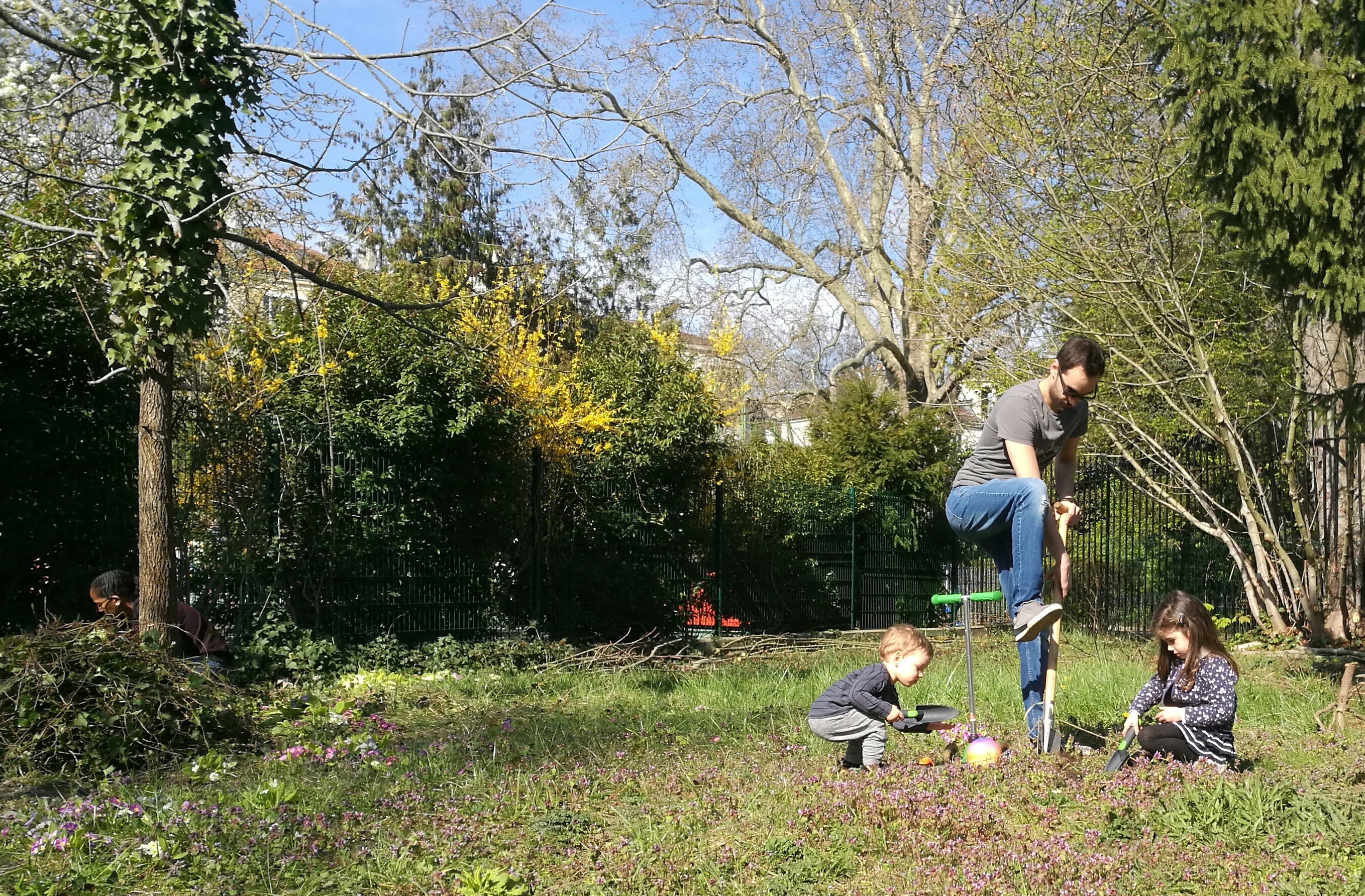 Jardinage sur les parcelles des jardins thérapeutiques de l'hôpital de Saint Maurice